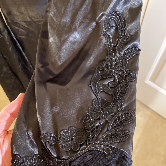 Flora Full Length Robe with Lace and Appliqué work on Sleeves Black size L/XL - Picture 6 of 11